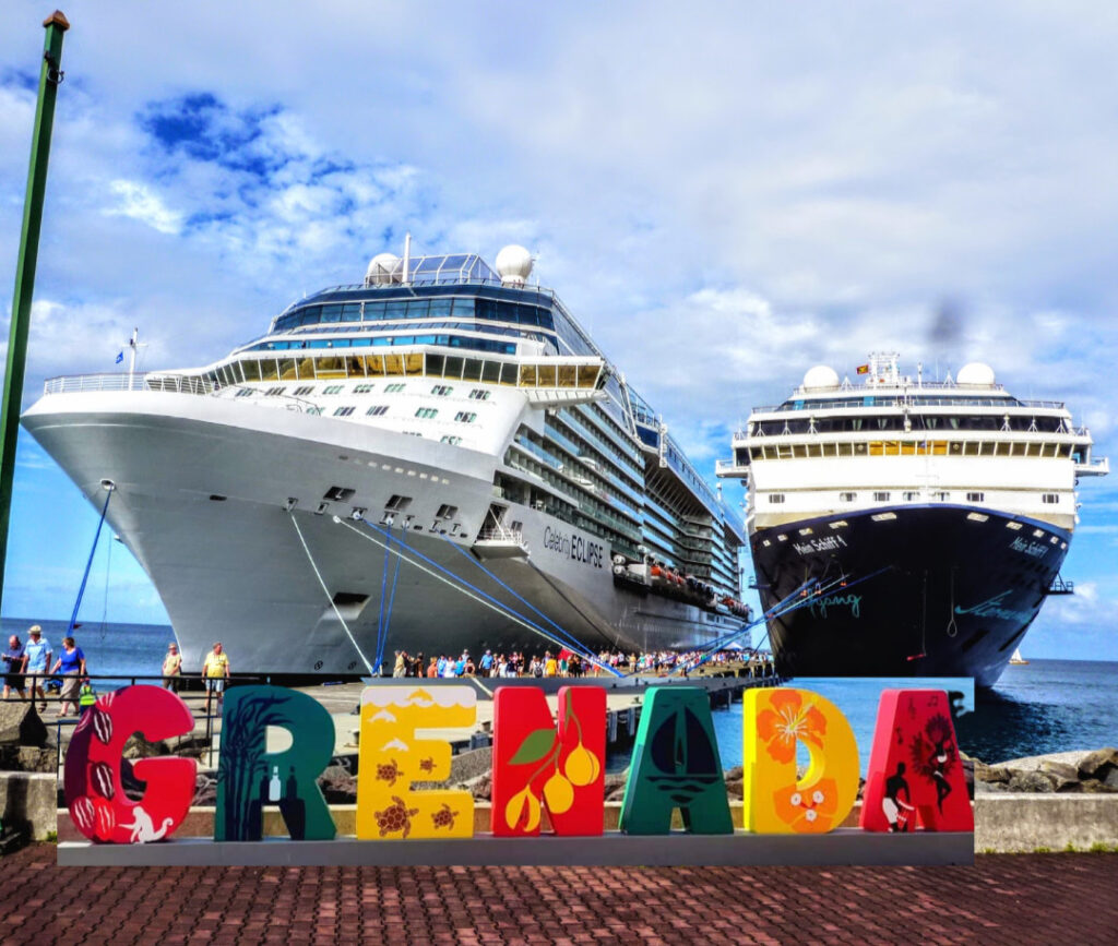 Kreuzfahrtschiffe am Hafen St. George`s Grenada und bunte Buchstaben