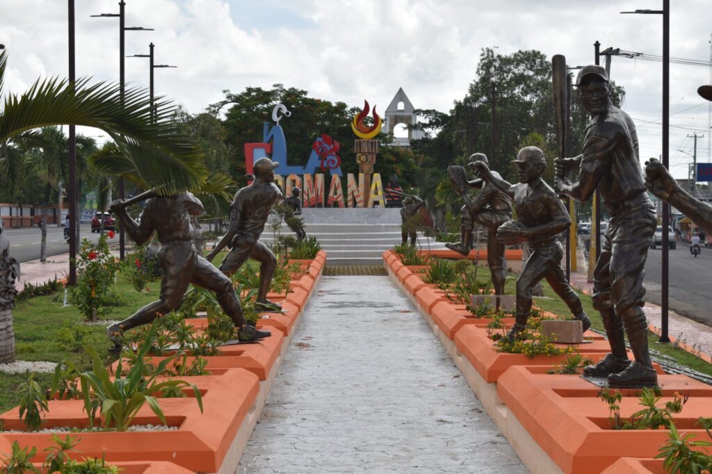 La Romana Schriftzug mit Baseballspieler-Denkmal