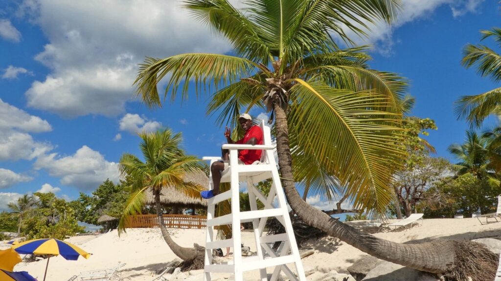 Rettungsturm am Strand von Isla Saona in der Dominikanischen Republik