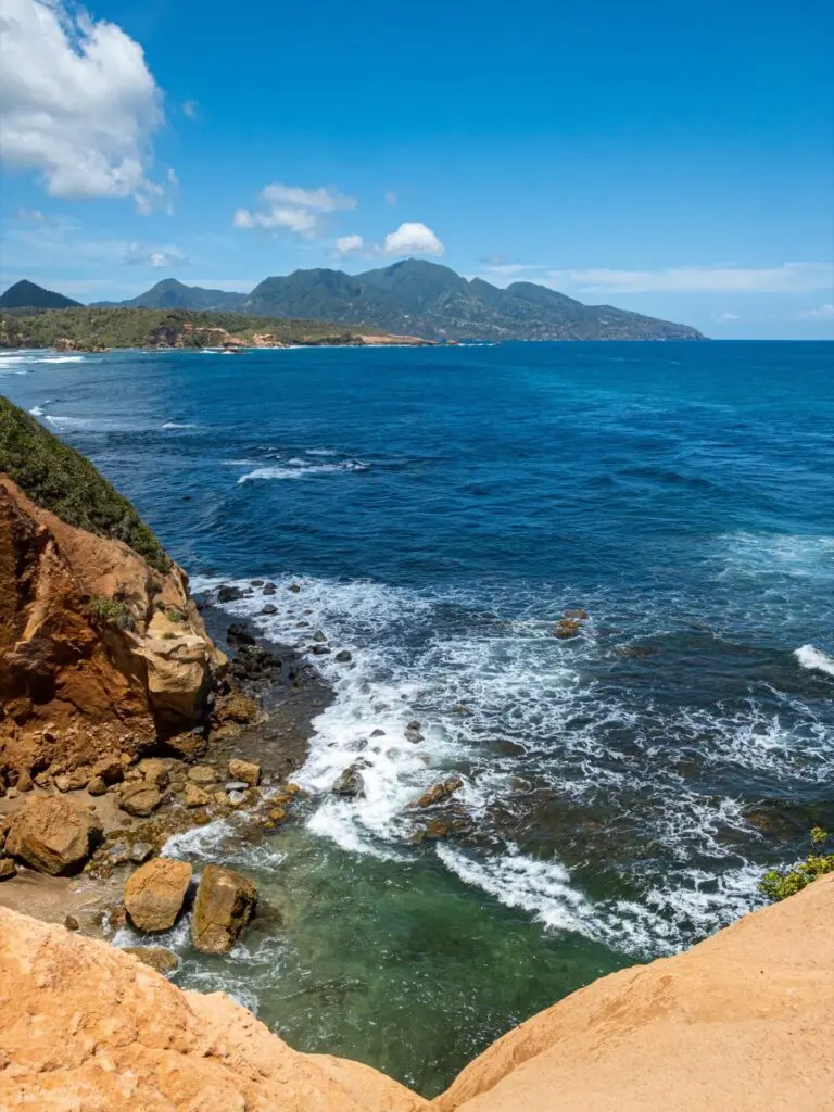 Kleine Bucht mit Wellen in  Dominica Roseau