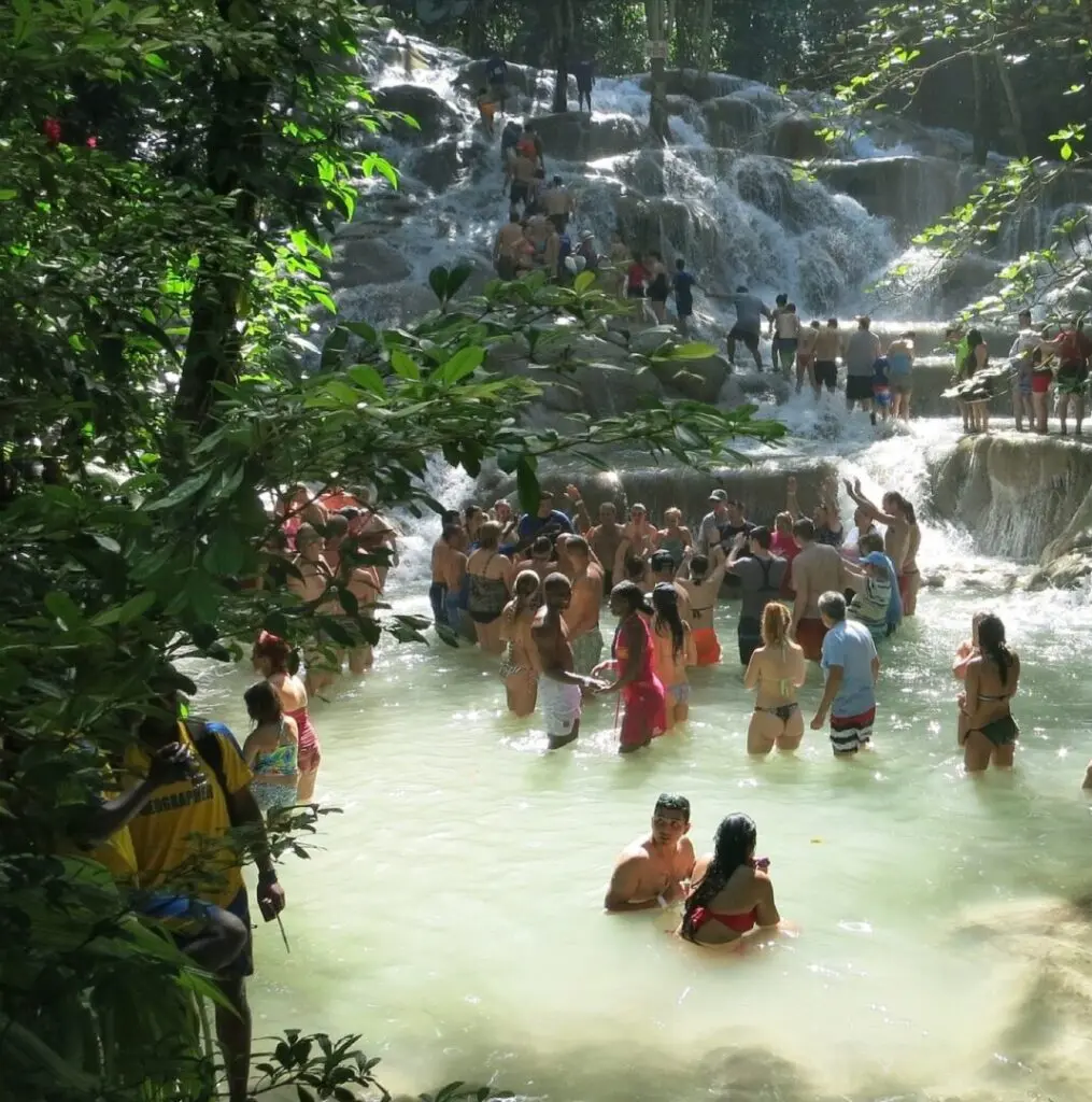 Menschn beim Baden in Boiling Lake auf Dominica in Roseau
