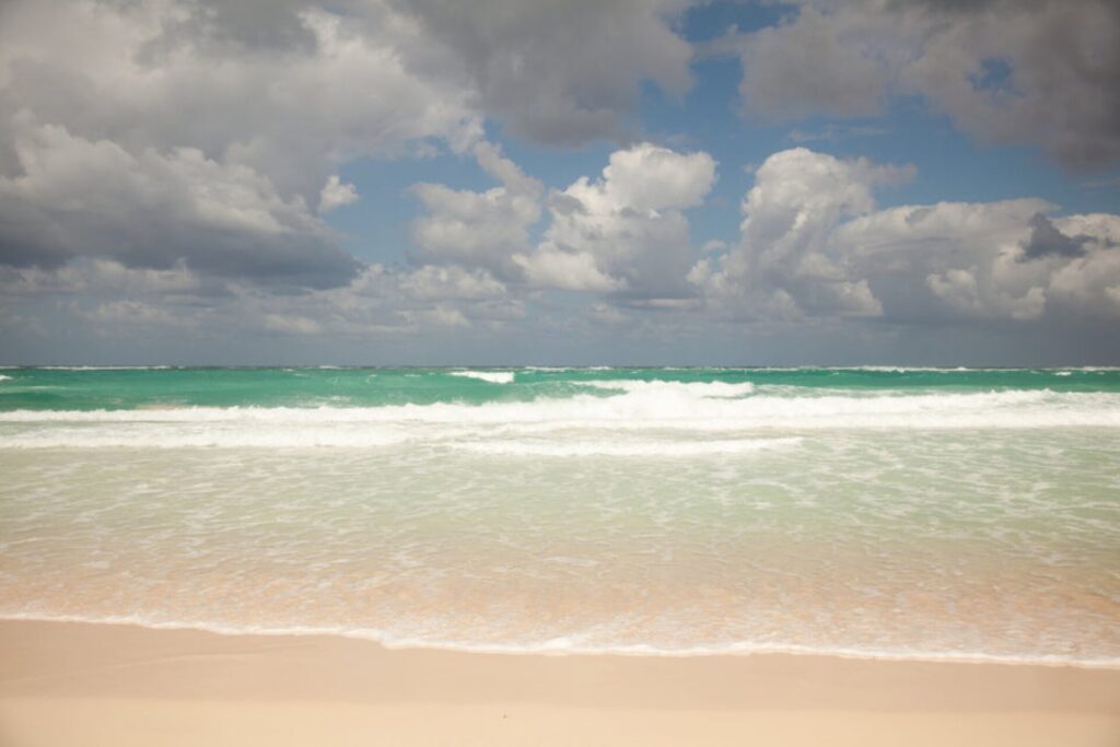 Strand und türkises Meer in Dominica Roseau