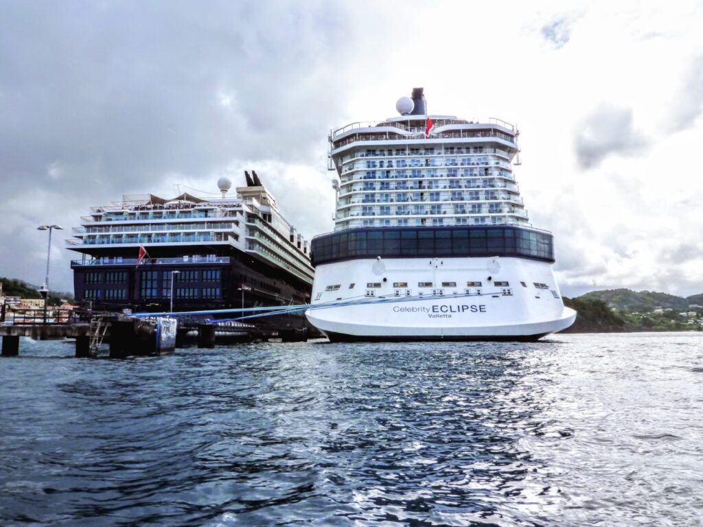 Zwei Kreuzfahrtschiffe im Hafen von  St. Georges Grenada 