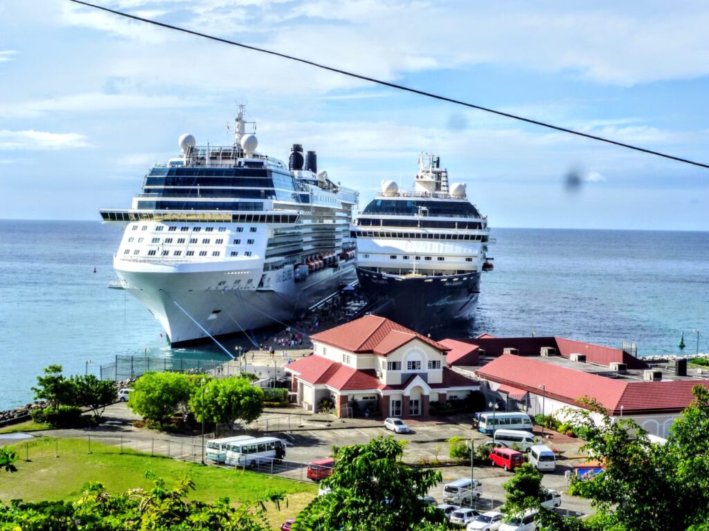Kreuzfahrtschiffe am Hafen St. George`s Grenada