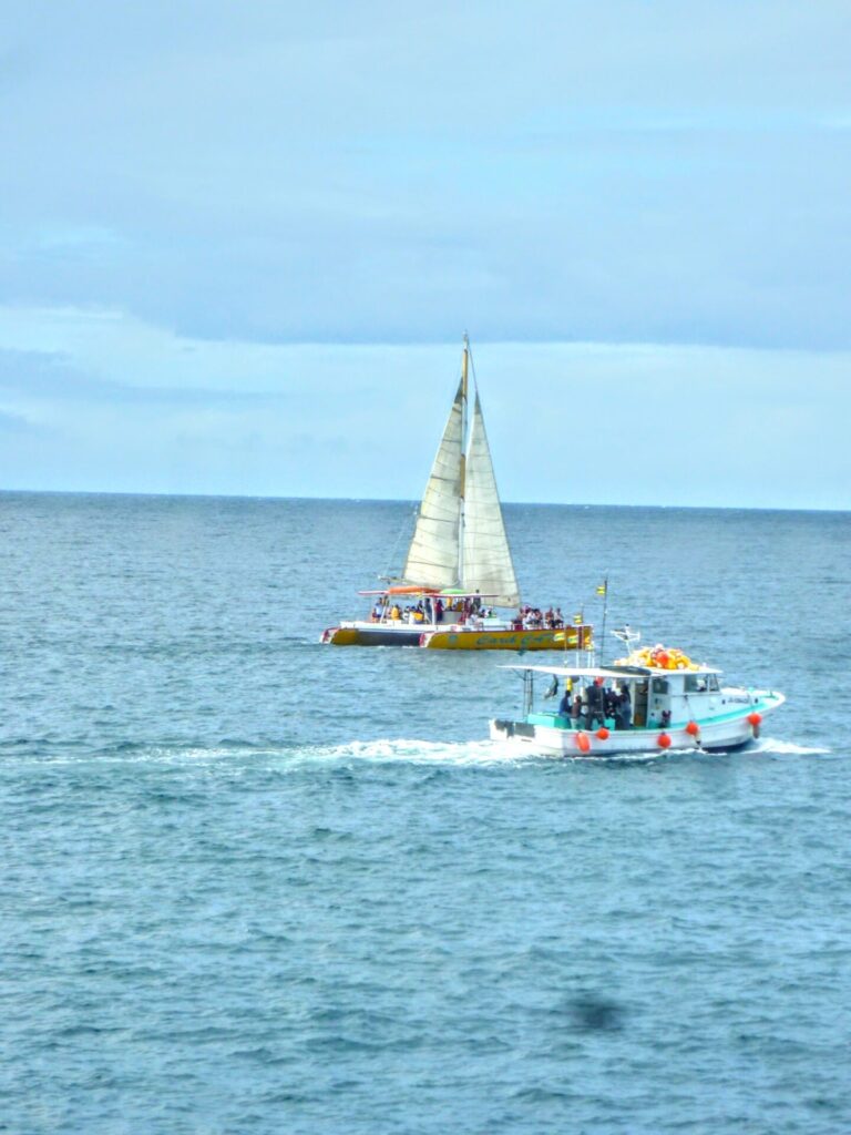 Zwei Boote im Meer in der Karibik