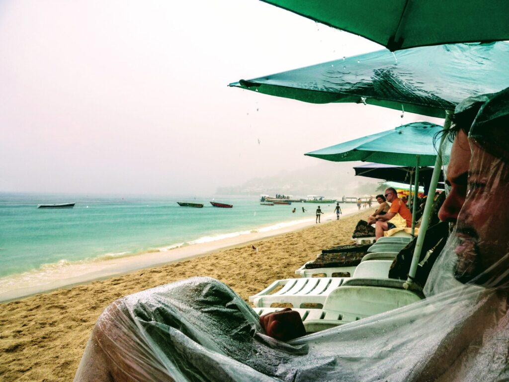 Sonnenliegen an einem Strand in der Karibik