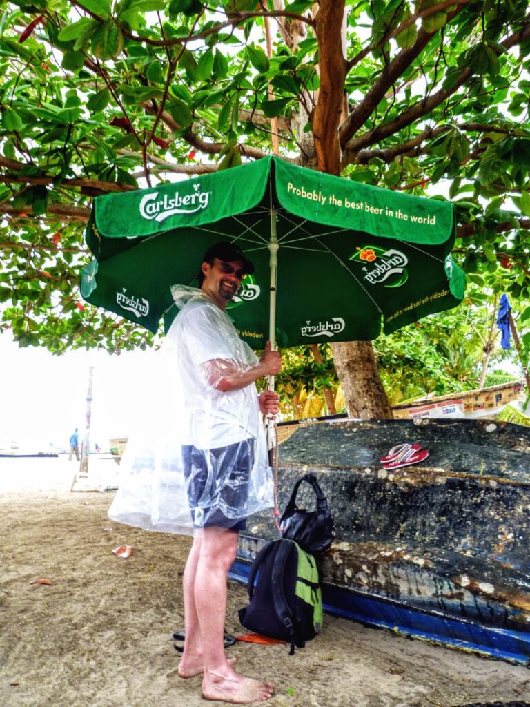 Karibik St. Georges Grenada Strand Meer Kreuzfahrt Regen Sonnenschirm