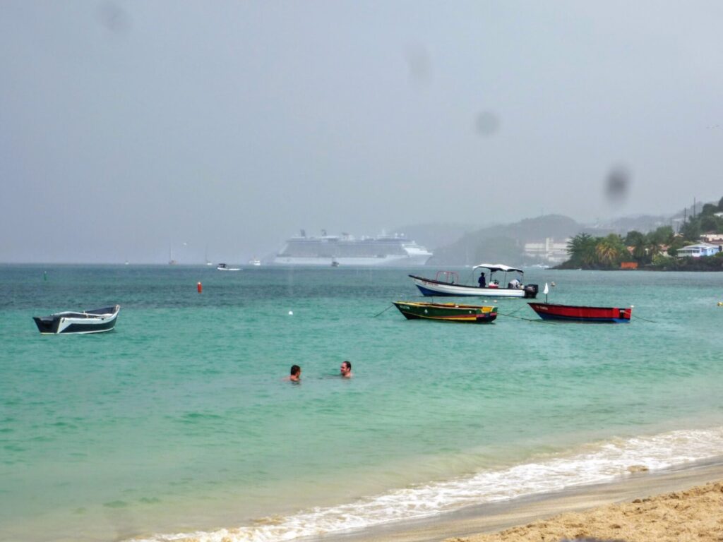 Strand und Boote in der Karibik