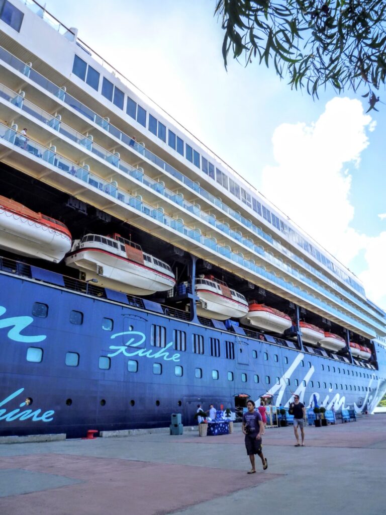 Mein Schiff am Haafen Castries St. Lucia 