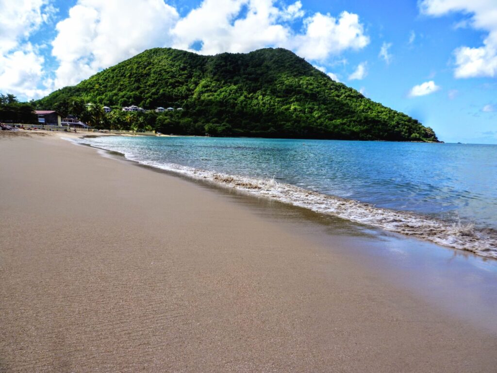 Strand und Bergen auf  Castries St. Lucia 