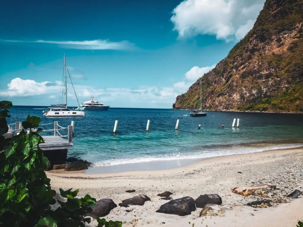 Karibik St. Lucia Castriees Strand Meer Natur Berge