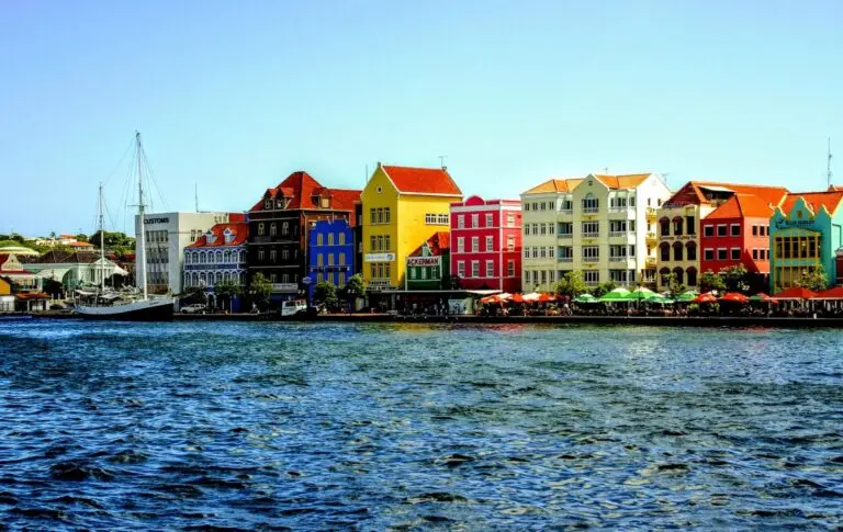 Bunte Holz-Häuser am Hafen von Willemstad Curacao
