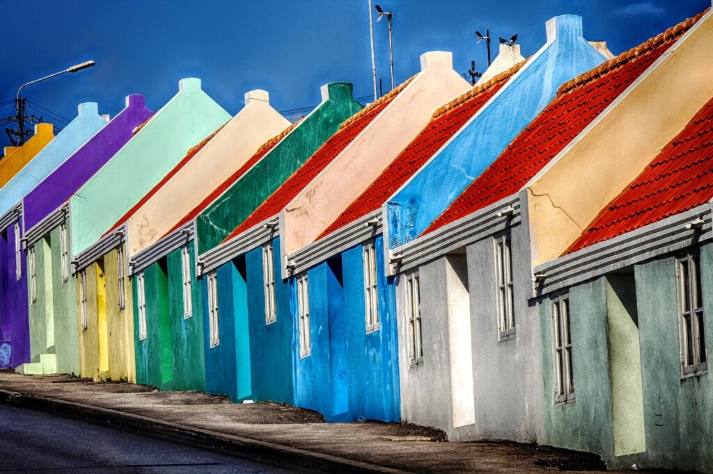 Bunte Holz-Häuser auf Curacao