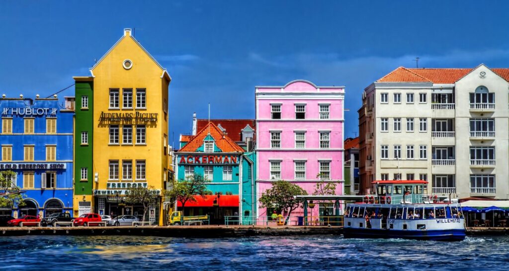 Bunte Häuserfront am Wasser im Curacao