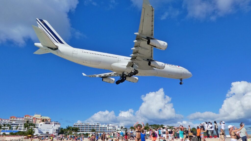 Flugzeug fliegt über Strand auf Saint Martin 