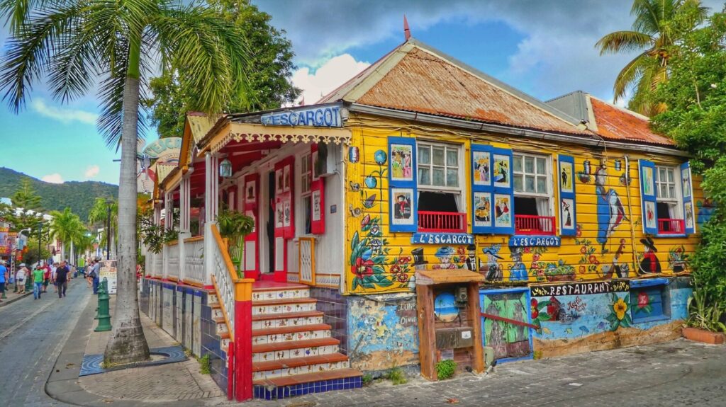 Buntes gelbes Holzhaus in St. Maarten 