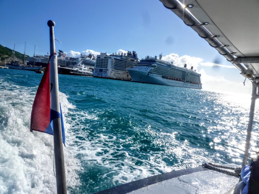 Blick vom Wasser-Taxi auf Kreuzfahrtschiff in St. Maarten Philipsburg
