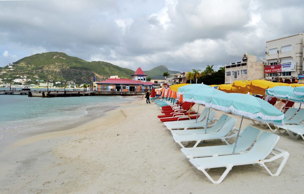 Strand mit Sonnenliegen in St. Maarten Philipsburg 