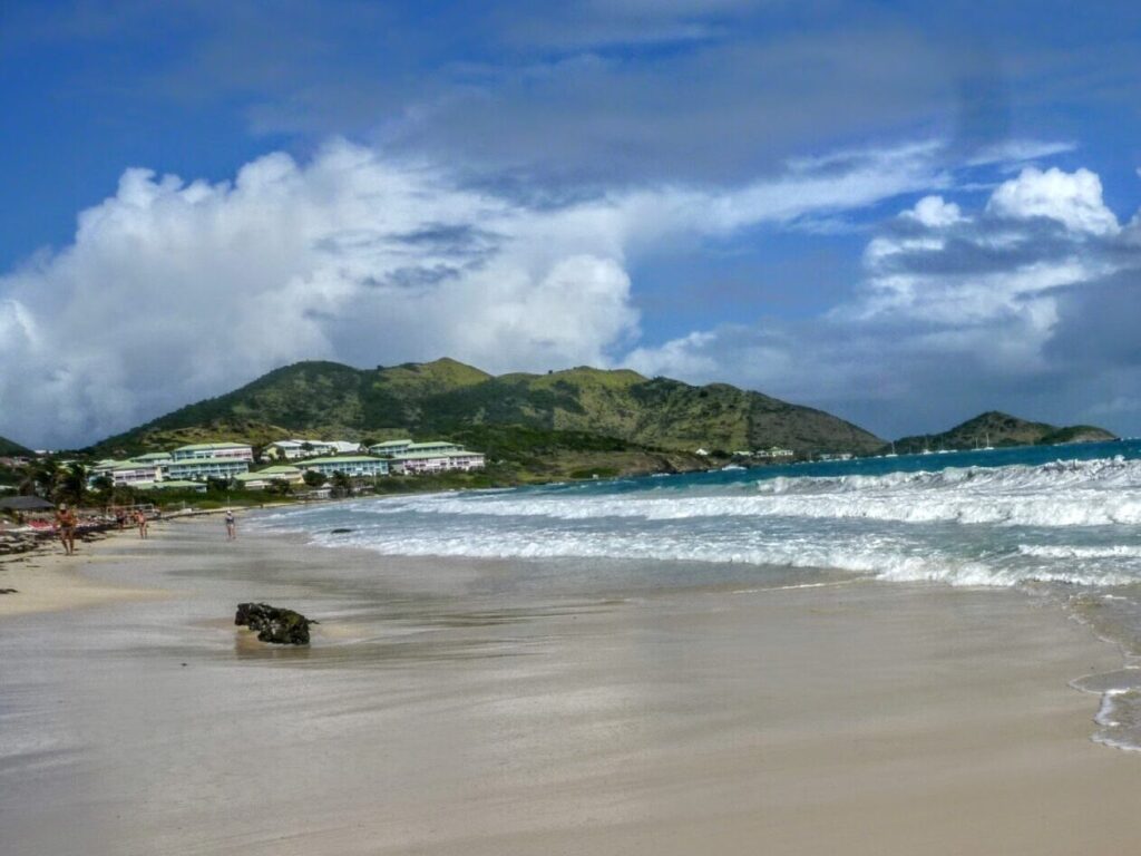 Strand mit türkisem Meer in Saint Martin Philispsburg 
