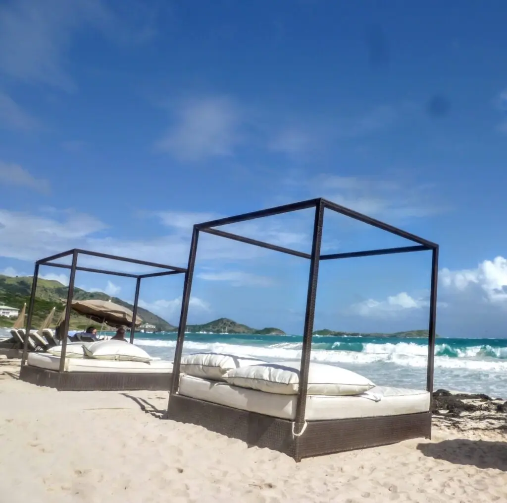 Sonnenliegen-Bett am Strand von Saint Martin 