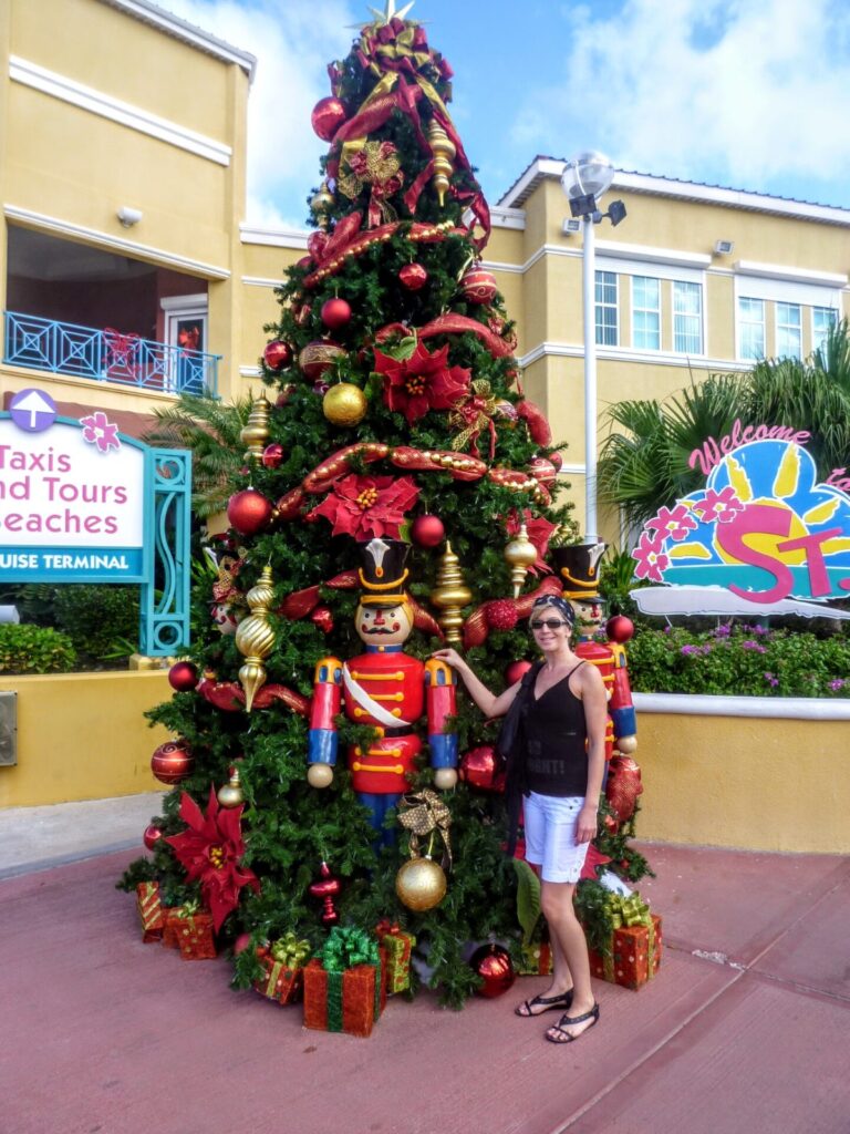 Karibischer Weihnachtsbaum mit Frau in St. Maarten Philipsburg 