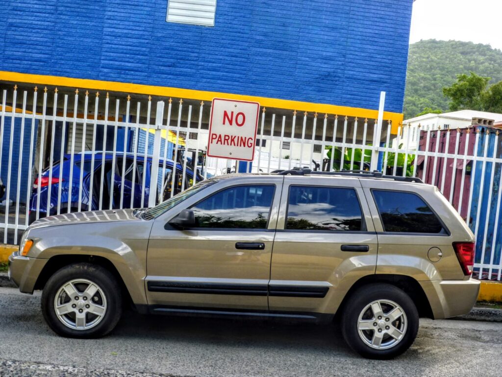 Auto im Halteverbot im Tortola Road Town