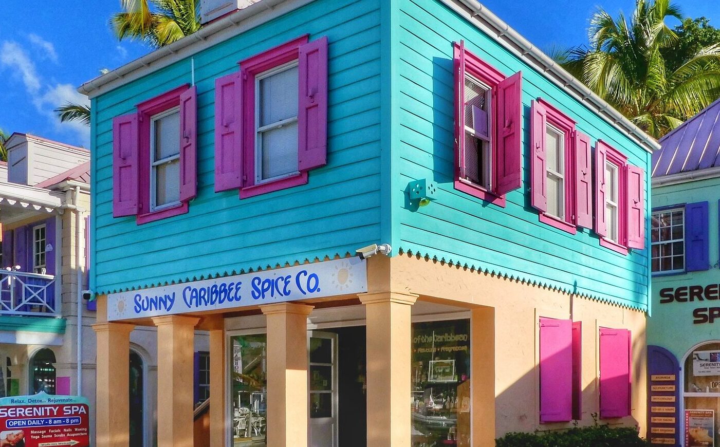 Buntes karibisches Holzhaus in Road Town Tortola