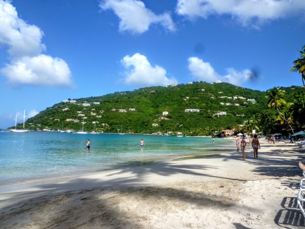 Karibische Bucht mit Bergen in Road Town Tortola