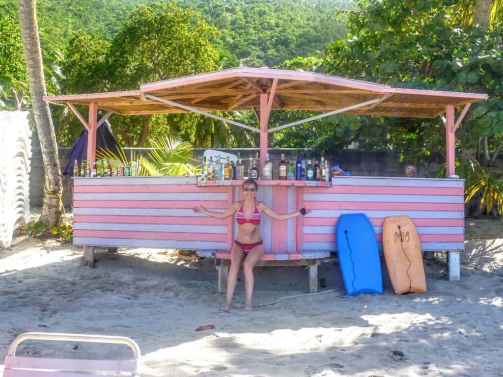 Bunte Strandbar mit Frau in Road Town Tortola