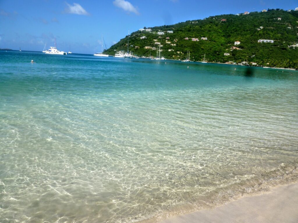 Karibischer Strand und Meer in Road Town Tortola