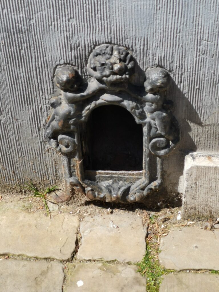 Schuhabstreifer -  Décrottoir in Wand in Brügge