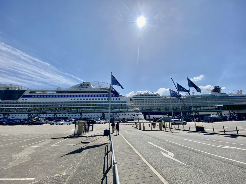 Mein Schiff und Aida am Hafen in Kiel