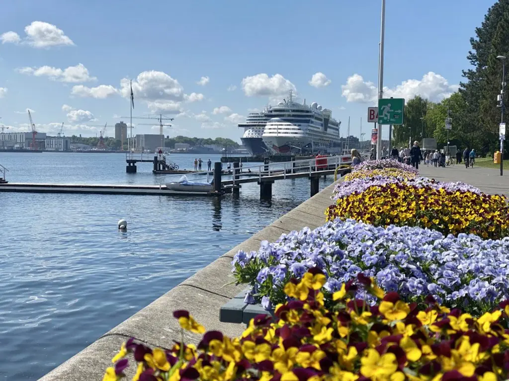 Deutschland Kiel Hafen Meer Schiffe View Nacht Bruecke Kiel Ostseekai