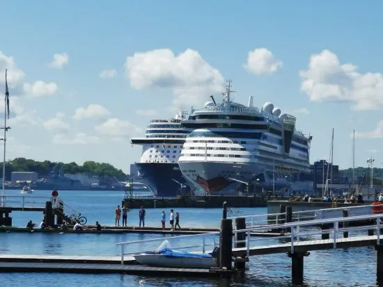 Deutschland Kiel Hafen Meer Schiffe View Promenade Kiellinie Kaffe Bar Menschen