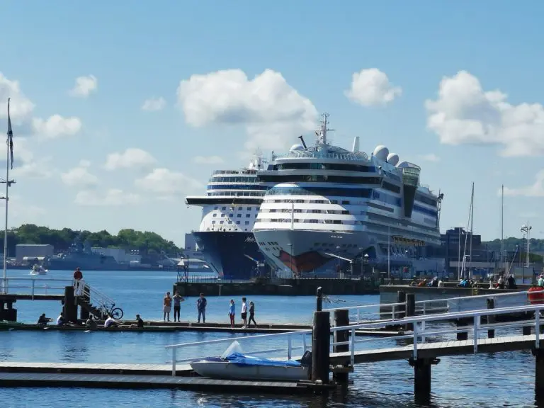 Deutschland Kiel Hafen Meer Schiffe View Promenade Kiellinie Kaffe Bar Menschen