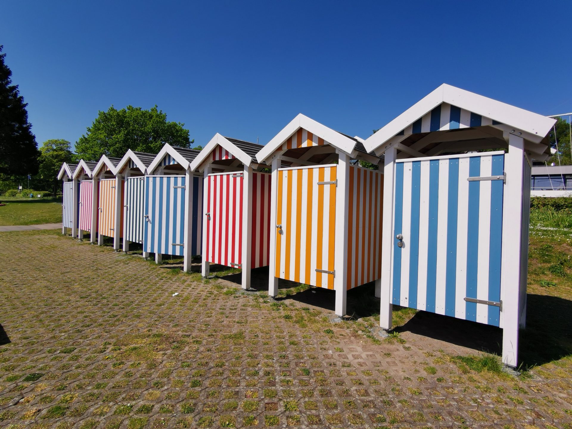 Bunte Holzhäuser am Hafen von Kiel