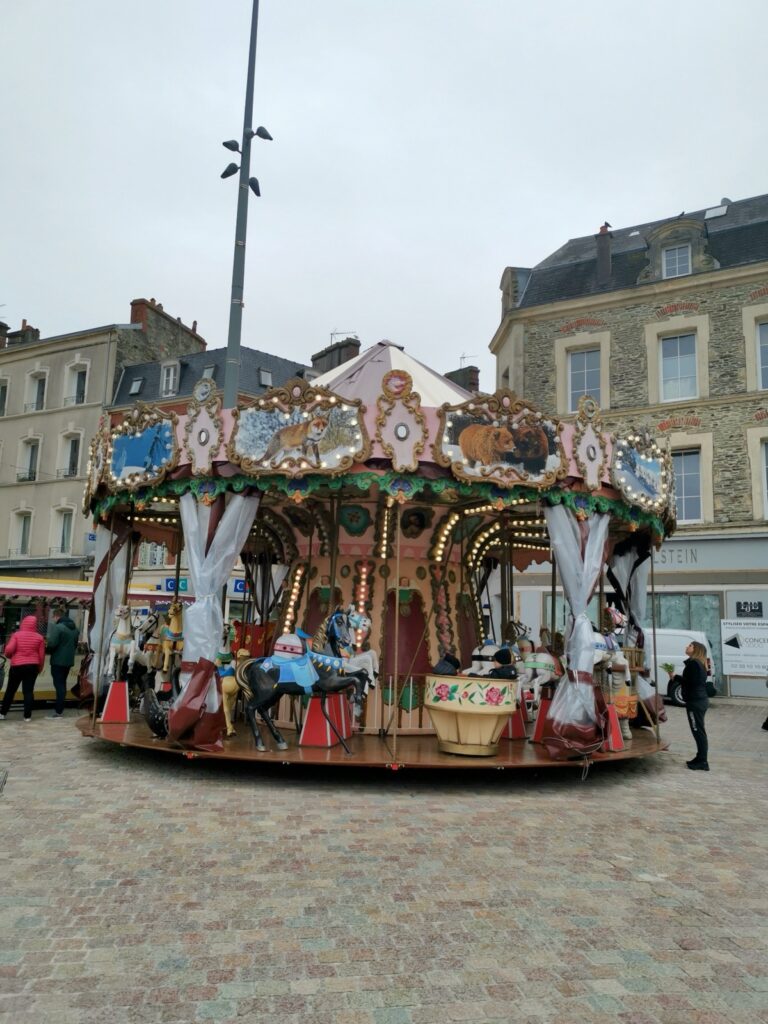 Kinderkarussell am Place du Général-de-Gaulle in Cherbourg