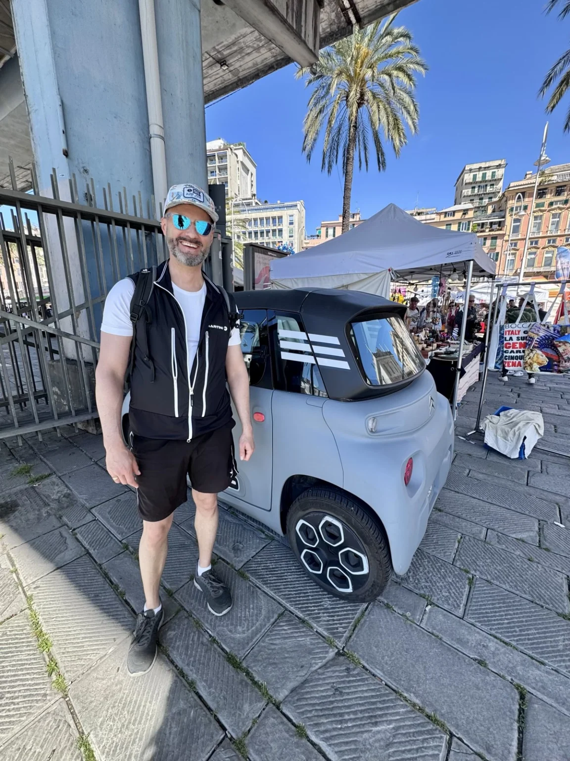 Mann mit kleinem Auto in Genua