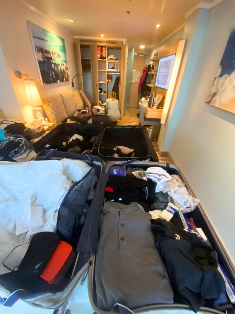 Koffer auf einem Bett in der Kreuzfahrt-Kabine