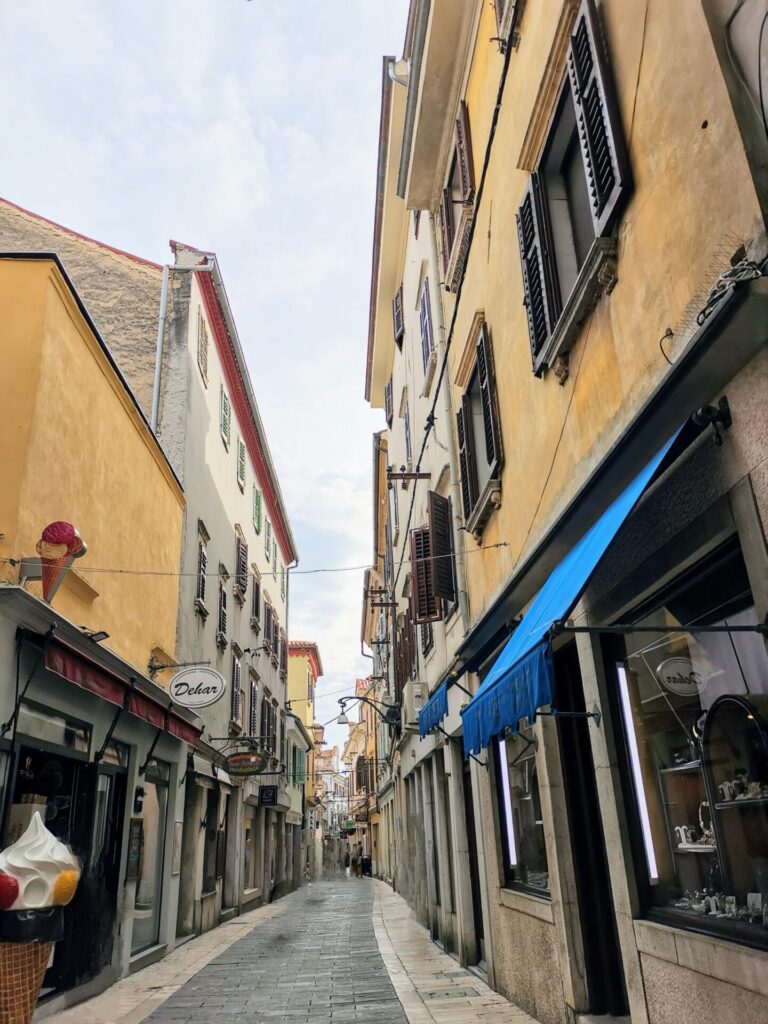Altstadt mit bunten Häuser in Koper