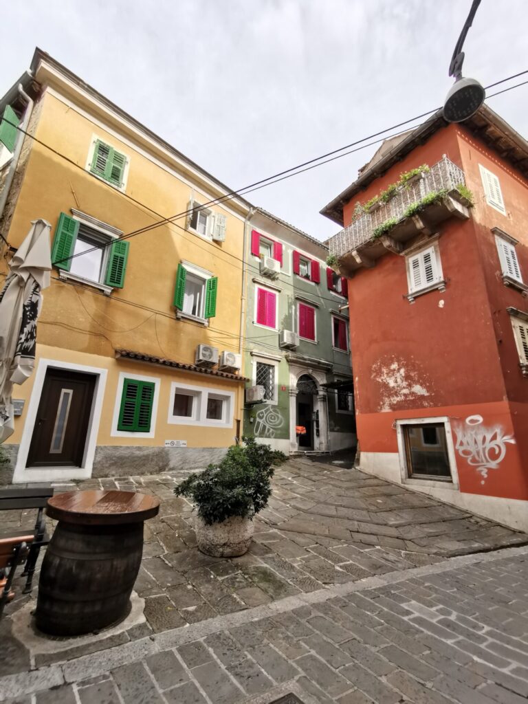 Altstadt mit bunten Häuser in Koper