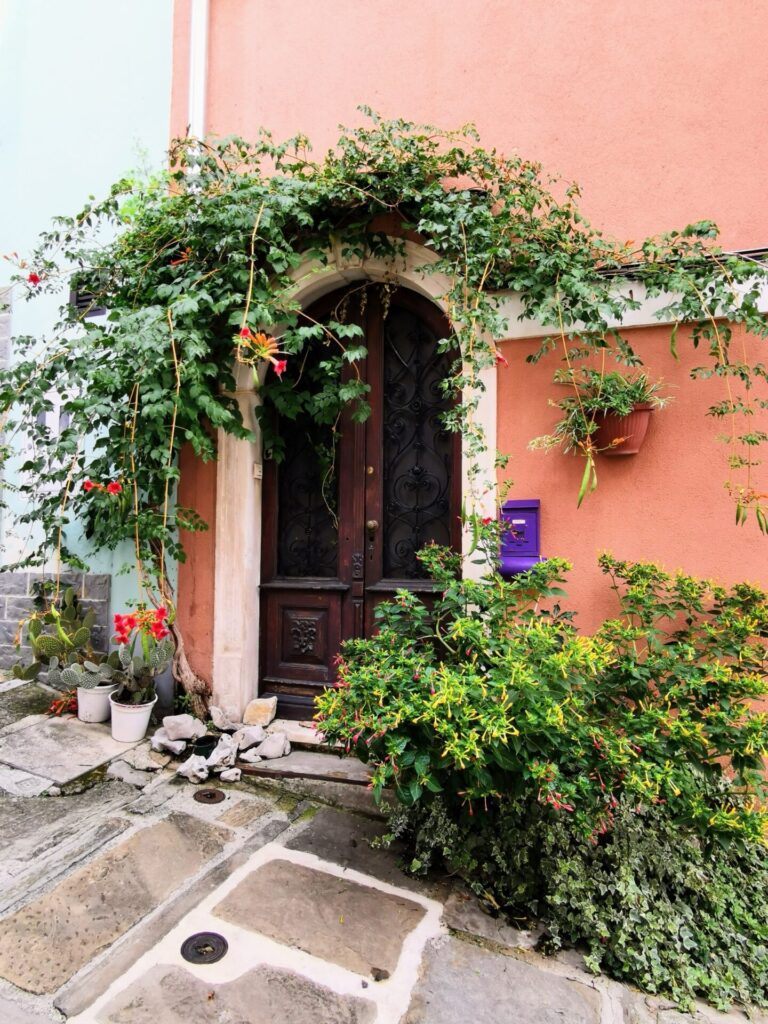 Hauseingang mit Blumen in Koper