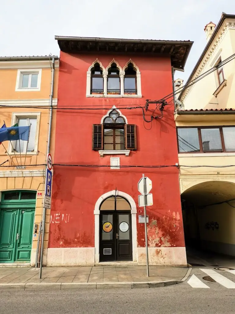 Rotes schmales Haus im Zentrum von Koper