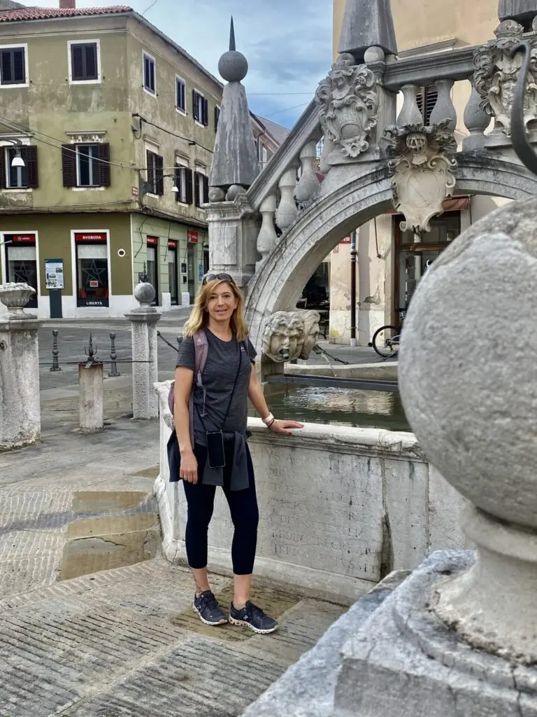 Frau vor dem Da Ponte Fountain in Koper