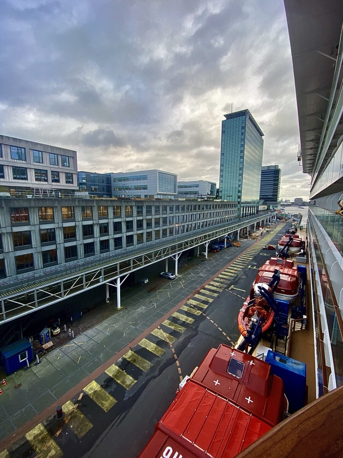 Blick auf das Hafengelände von Amsterdam