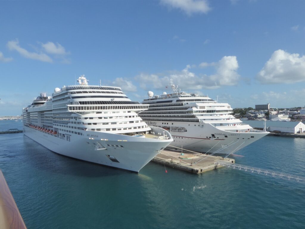 Kreuzfahrtschiff am Hafen