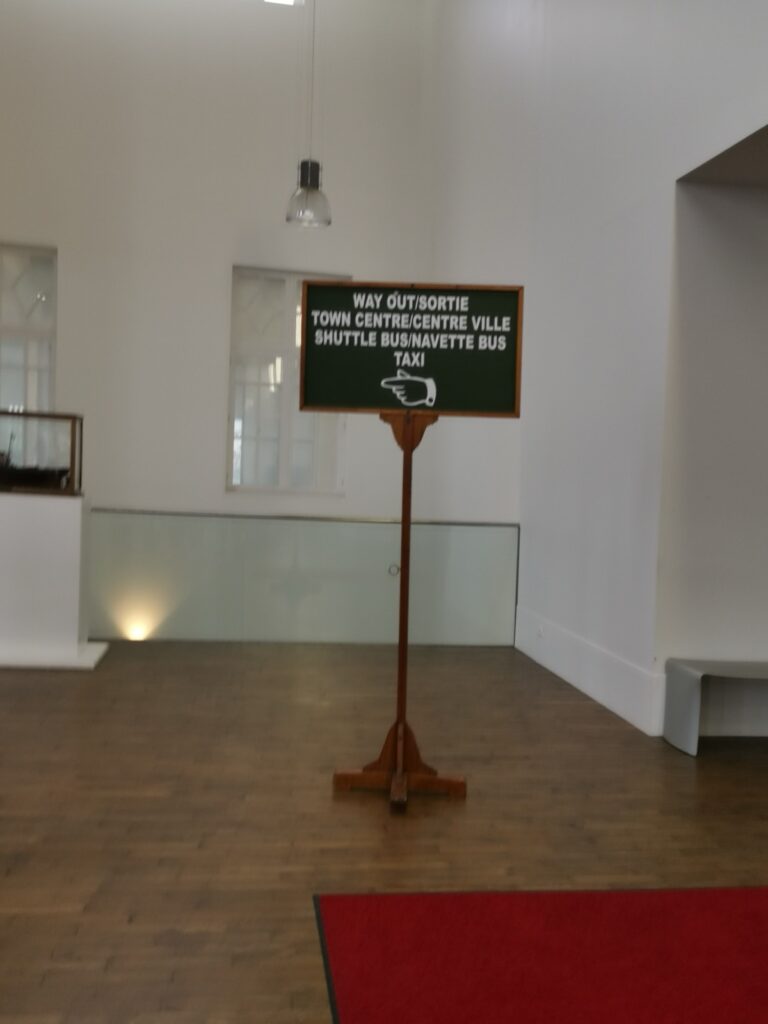 Wegweiser im Kreuzfahrtterminal in Cherbourg