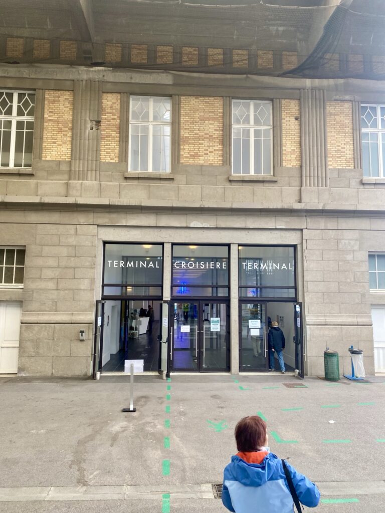 Ausgang Kreuzfahrtterminal in Cherbourg