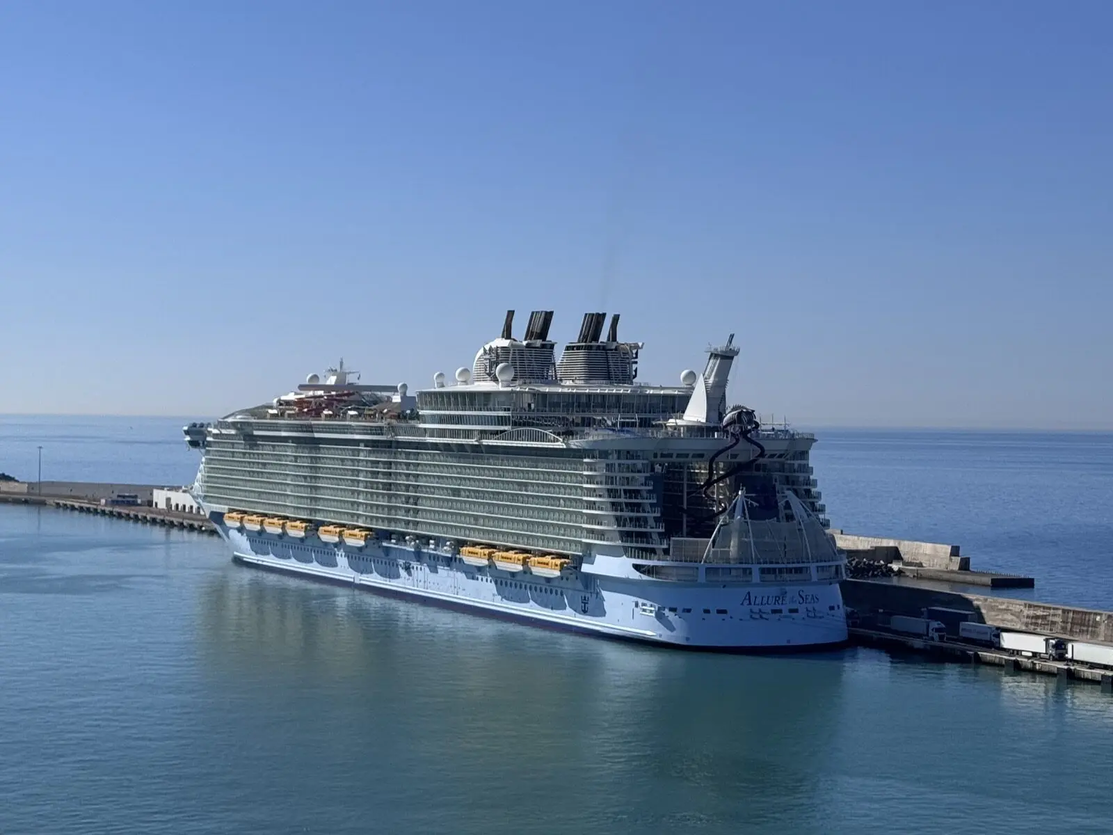Kreuzfahrtschiff am Hafen Civitavecchia (Rom) 