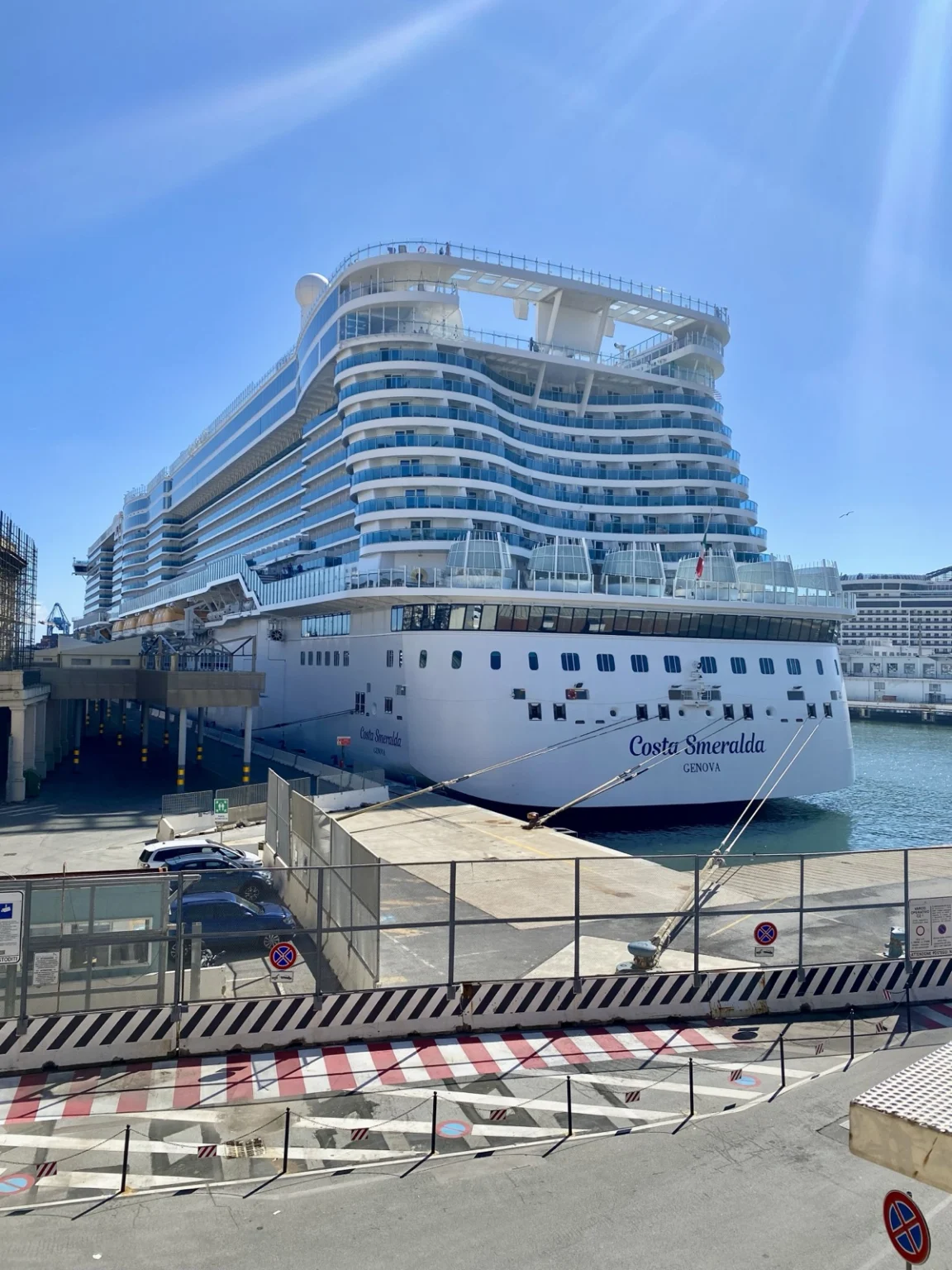 Kreuzfahrtschiff Costa am Hafen Genua